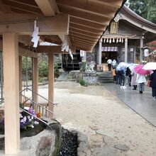 竈門神社本殿前で参拝の順番を待つ人々