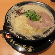 空港内で博多ラーメンを