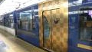 特急以外にもプレミアムカーが連結されていました