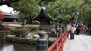 手前にあるお社です。