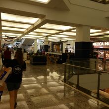 こちらは庶民的な専門店街エリア