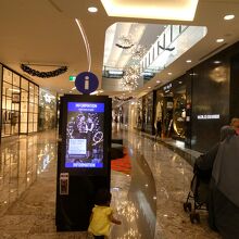 こちらは高級な専門店街エリア 