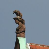 騎士の家のてっぺんにある聖ゲオルクの甲冑姿の像