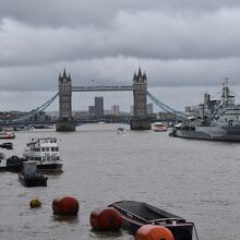 下流にHMSベルファストと共にタワーブリッジが望めます