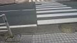 低層や中層の建物が多い通り