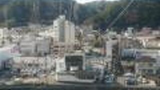 駅すぐの便利な場所にある。