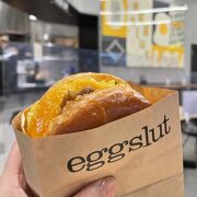 LA発の卵料理専門店eggslut ボリュームたっぷりのサンドイッチ