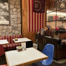 アメリカンな店内