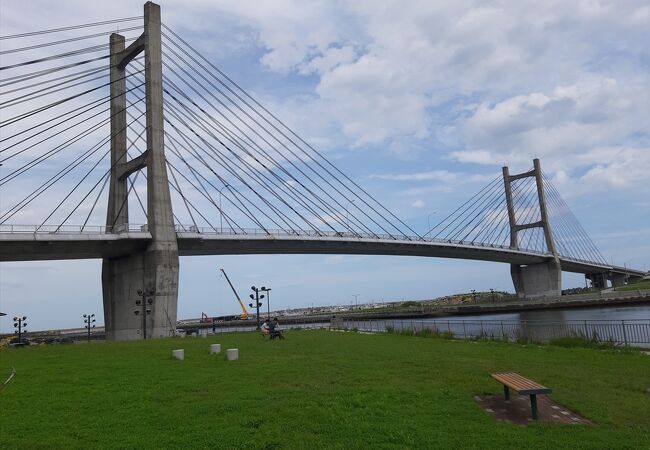 松川浦の開口部に架かる優雅な橋