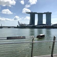 ジュビリーブリッジとマリーナベイサンズ