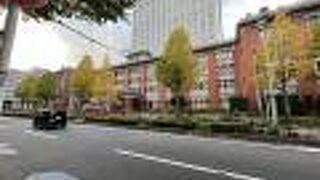 馬車道駅から新港地区へ続く通り