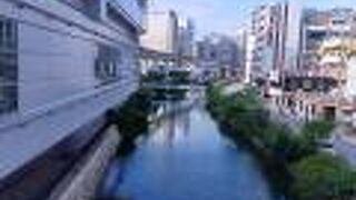 沖縄県那覇市の中心市街地を横断する川