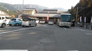 大勢の観光客で込み合う