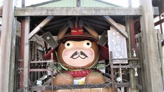 石畳の両側に旅館が立ち並ぶ・・スマートボールの店も。