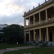 右が洋館で、左が和風建築。