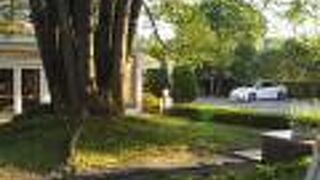 芝生の敷かれた中庭が見えるテラス席がお勧め