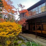 庭園のオレンジに紅葉（？）した「ドウダンツツジ」が見どころでした