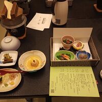 夕食の曲水膳。個室でゆっくりと頂けました。