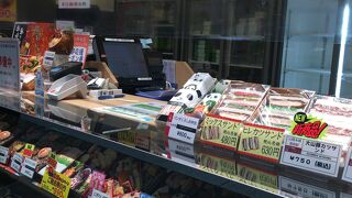 カラフルなパッケージが並ぶ