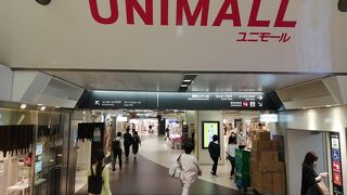 外貨両替所もある