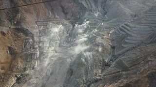 生きている火山の火口を真上から見るなんて