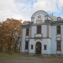 白亜の美しい洋風建築の復元された旧公会堂。秋の訪問がお勧め！