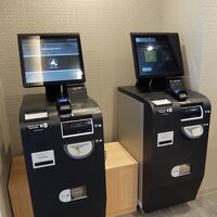 フロント脇の会計機