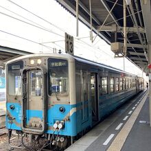 ２両編成で「松山駅」発車