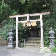 掘っ立て小屋の様な・・・。