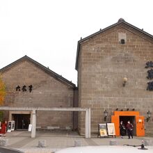 背丈の低いほうが六花亭。