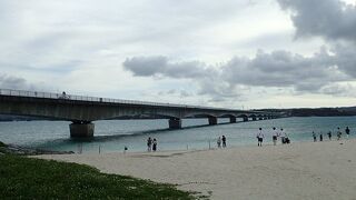 橋を渡ってすぐのビーチ