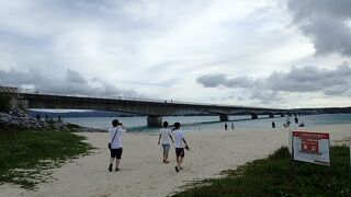景色の良い橋を渡っていける島