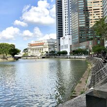 川沿いを散歩中にビル激写