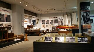 海苔だけをテーマにしぼり膨大な展示品数、漁師の語りによる海苔つくりの解説や動画説明ブースの質が高い