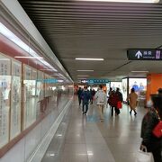 2号線から10号線への乗り換え駅。構内展示スペースに中国風書画が展示されていました。