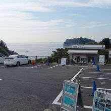 入口の駐車場です。入場料の他に駐車料金が必要です。