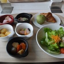 ブッフェ。陶器の小分け容器が素晴らしい。