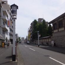 周囲は壁で囲われてます。