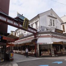 仲見世の角地。