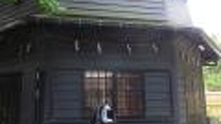 見所は大きくて黒い石像。