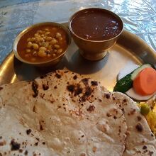 ロティ・セット。ダールは豆がたっぷりで優しい味。