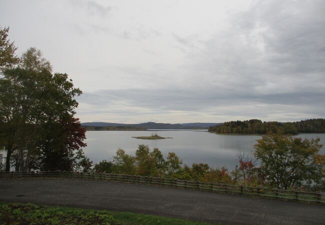 湖面を見渡せる展望台