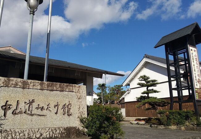 1階が図書館、2階が見ごたえある資料館