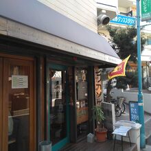 王子公園駅から西にすぐのところ