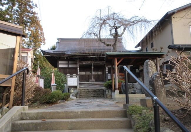 湯田中温泉にはところどころ一茶の句碑がある