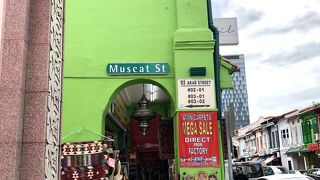 雑貨屋さんが並ぶ