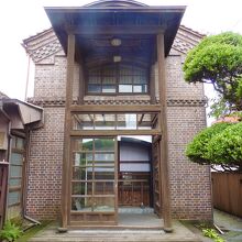 お店の裏のレンガが見事