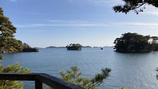 赤い福浦橋を渡って福浦島へ！紅葉もあり風光明媚な島