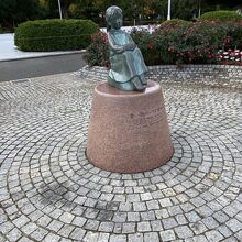 赤い靴履いてた女の子像