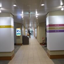 管内の通路左右に展示室があります